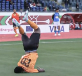 Futbolista casi se rompe el cuello durante la celebración de un gol