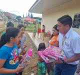 Fiscal General entrega más de 700 regalos a niño de los Valles Cruceños