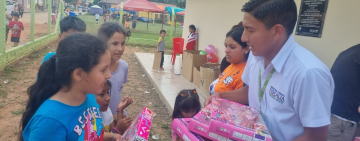 Fiscal General entrega más de 700 regalos a niño de los Valles Cruceños