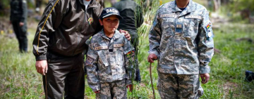 Policías y voluntarios reforestan áreas de zona Ferroviaria en La Paz