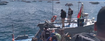 Navales evacua a 214 turistas retenidos en Copacabana, la Armada ratifica compromiso humanitario