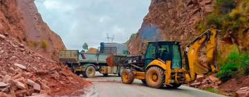 Carretera Oruro–Cochabamba se encuentra transitable tras atención de derrumbes