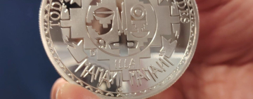 Presentan la moneda del Bicentenario con el arte de Mamani Mamani