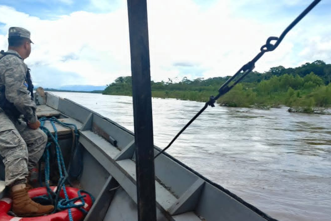 Navales buscan a una persona desaparecida en el Río Beni