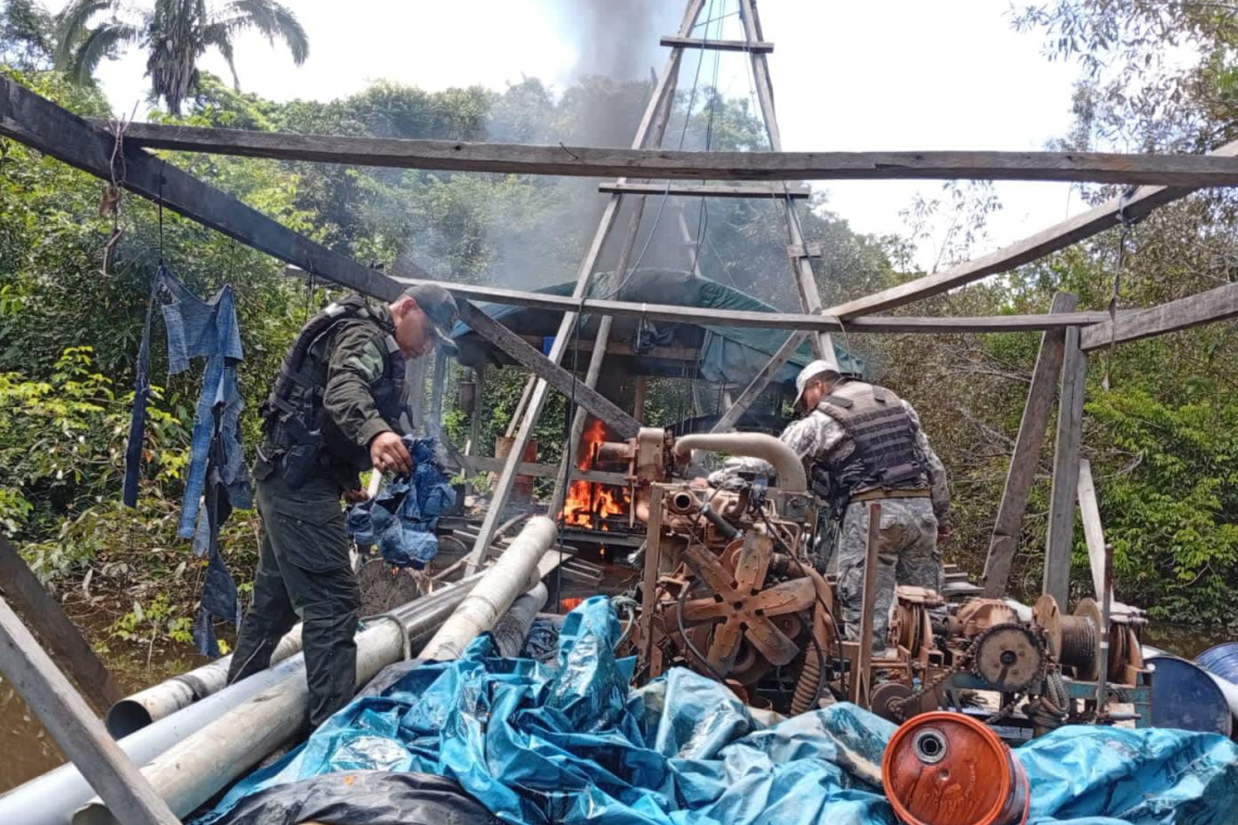 En Río Toromona incineran tres carancheras en intervención contra la minería ilegal