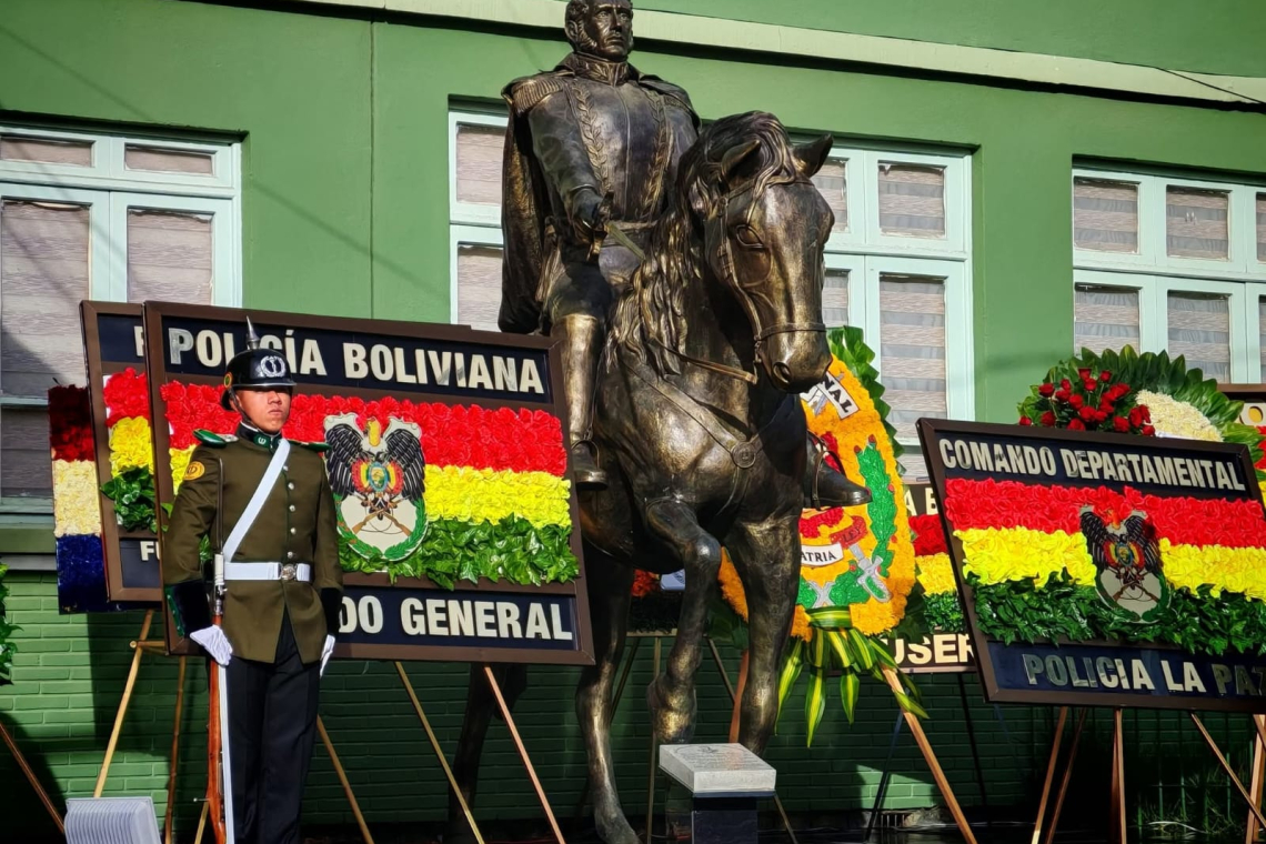 La Policía rinde homenaje al Mcal. Antonio José de Sucre en su natalicio