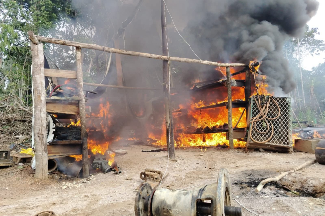Marinos desmantelan minería ilegal emplazada en cerro San Simón, hay 10 brasileros capturados