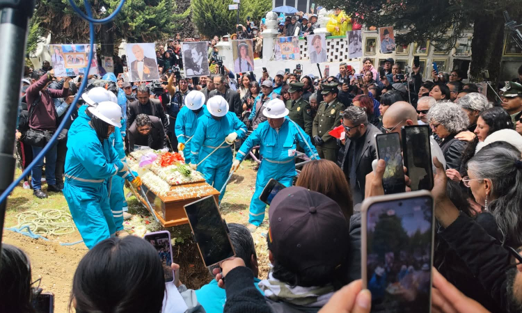 La Paz le dio el último Adiós al maestro Santalla, entre sollozos y aplausos 