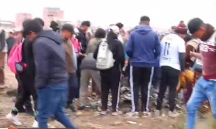 Tras el repliegue policial, pobladores vuelven al lugar del siniestro para escarbar en busca de dinero