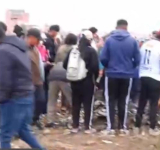 Tras el repliegue policial, pobladores vuelven al lugar del siniestro para escarbar en busca de dinero