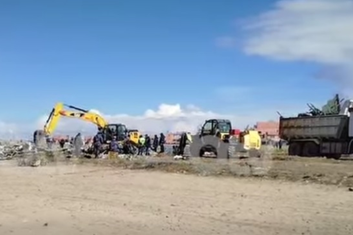 Con maquinaria pesada retiran los restos del avión Hércules accidentado en El Alto