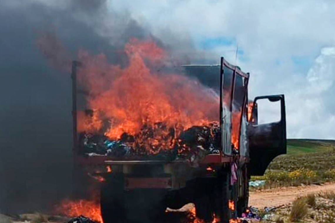 Aduana Nacional incinera camión con fardos de ropa usada en La Paz
