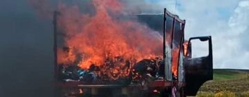 Aduana Nacional incinera camión con fardos de ropa usada en La Paz