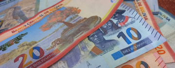 Espinoza rechaza legalizar billetes del accidente aéreo, aunque afirma que la Asamblea es “libre de hacer eso”