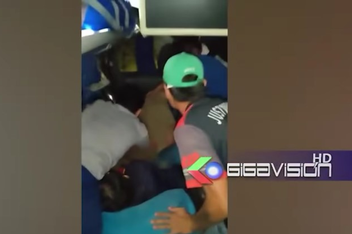 Roca se desprende e impacta contra un bus en la vía Santa Cruz – Cochabamba: reportan fallecidos y heridos