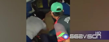 Roca se desprende e impacta contra un bus en la vía Santa Cruz – Cochabamba: reportan fallecidos y heridos