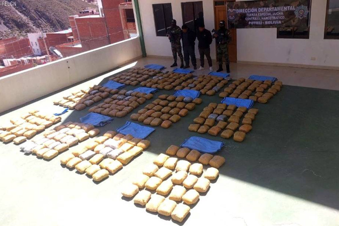 Secuestran 300 paquetes de droga y aprehenden a dos personas en la frontera con Chile