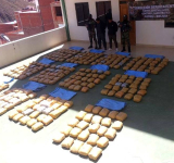 Secuestran 300 paquetes de droga y aprehenden a dos personas en la frontera con Chile