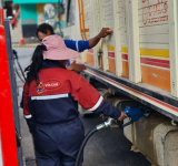 Choferes de La Paz concurren a la UMSA en busca de réplicas técnicas