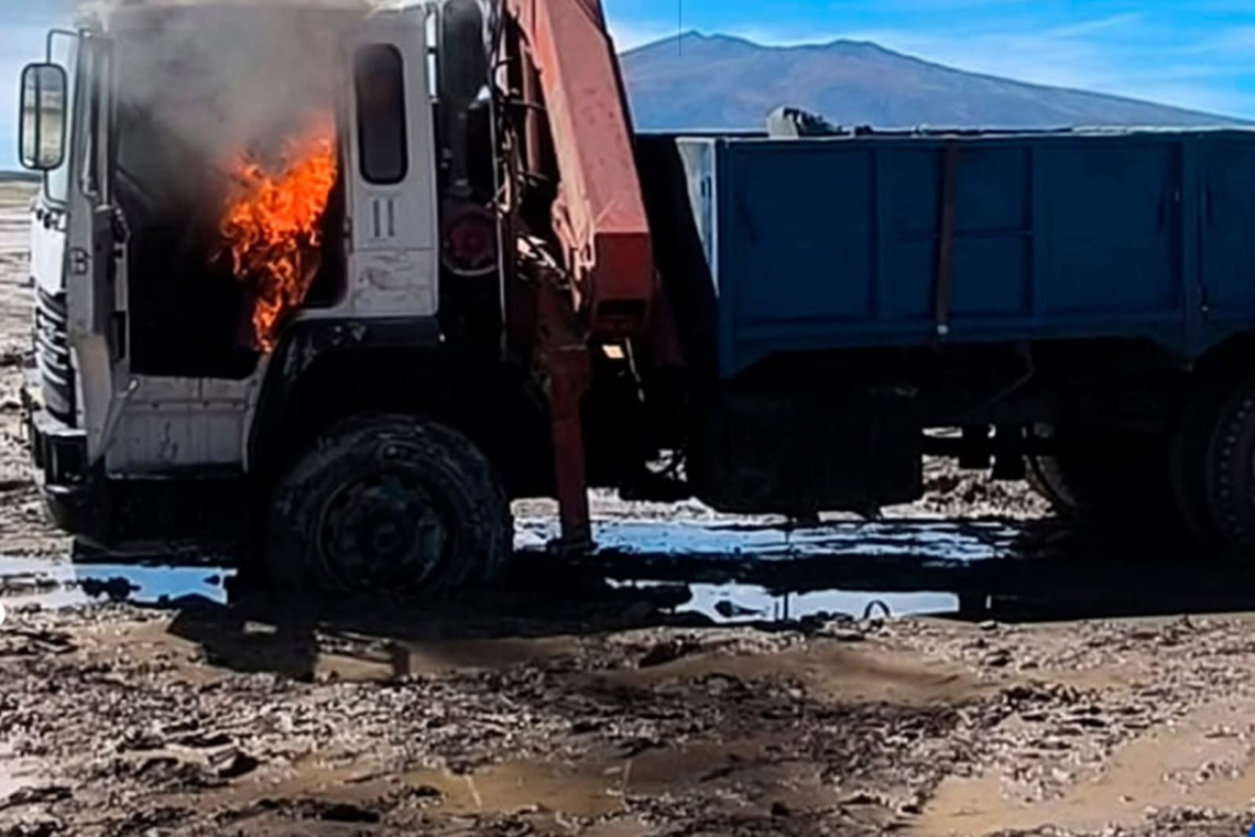 FFAA interceptan camiones e incinera 100 fardos de ropa usada en Salar de Coipasa 