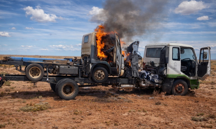 Aduana incinera vehículo comisado para evitar su recuperación ilegal
