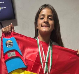 Joven boliviana se corona campeona de bodyboard en Chile y marca hito histórico
