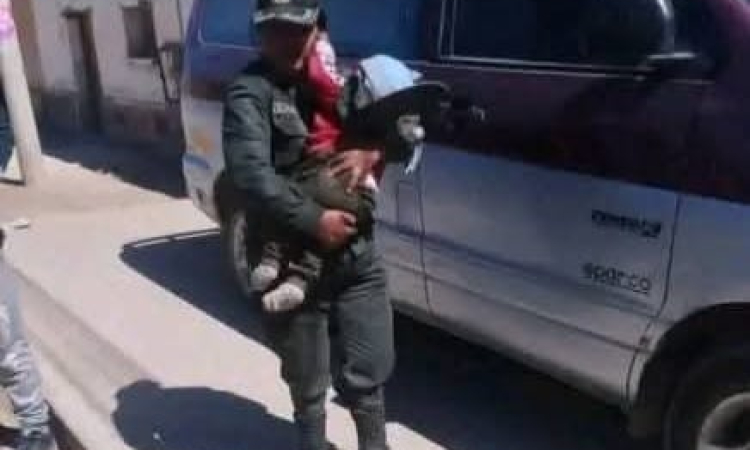 Un infante en situación de riesgo es rescatado por servidores policiales