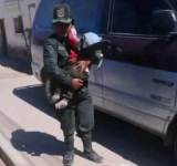 Un infante en situación de riesgo es rescatado por servidores policiales