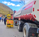 Bloqueos en rutas de La Paz generan retrasos en la programación logística y operativa de YPFB