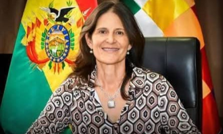 Ministra propone bono único anual de Bs1.500 a cambio de un incremento salarial digno