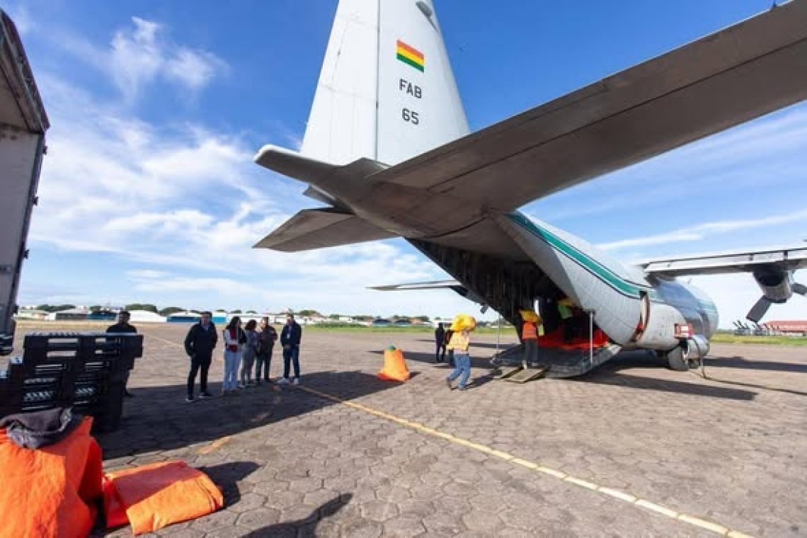 Llega avión Hércules enviado por Argentina con carne de pollo