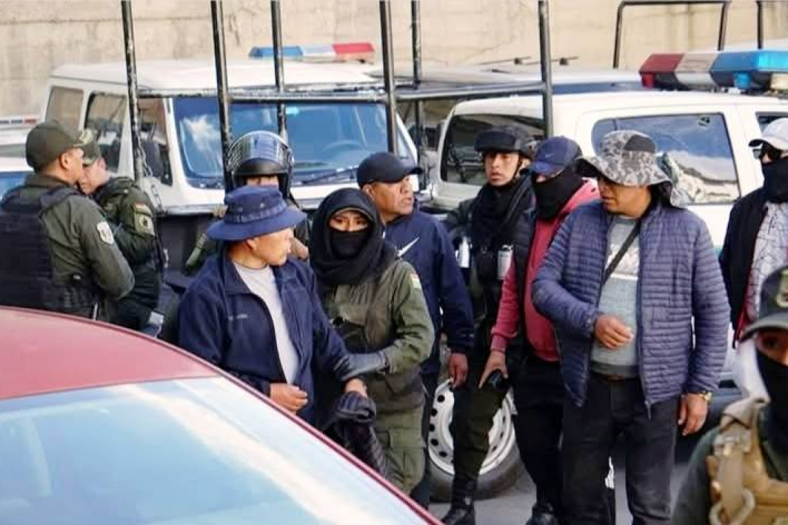 Reportan más de 95 detenidos en medio de violentas movilizaciones en La Paz