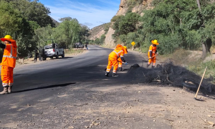 Obreros de la ABC reparan carretera Suticollo-Parotani dañado por los bloqueadores