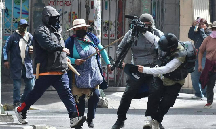 En disturbios callejeros de la COB, atacan a la prensa y policías con explosivos y armas contundentes