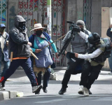 En disturbios callejeros de la COB, atacan a la prensa y policías con explosivos y armas contundentes