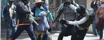 En disturbios callejeros de la COB, atacan a la prensa y policías con explosivos y armas contundentes