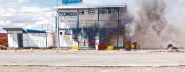 Explosivos y fuego destruyen oficinas aduaneras en tramo La Paz- Oruro