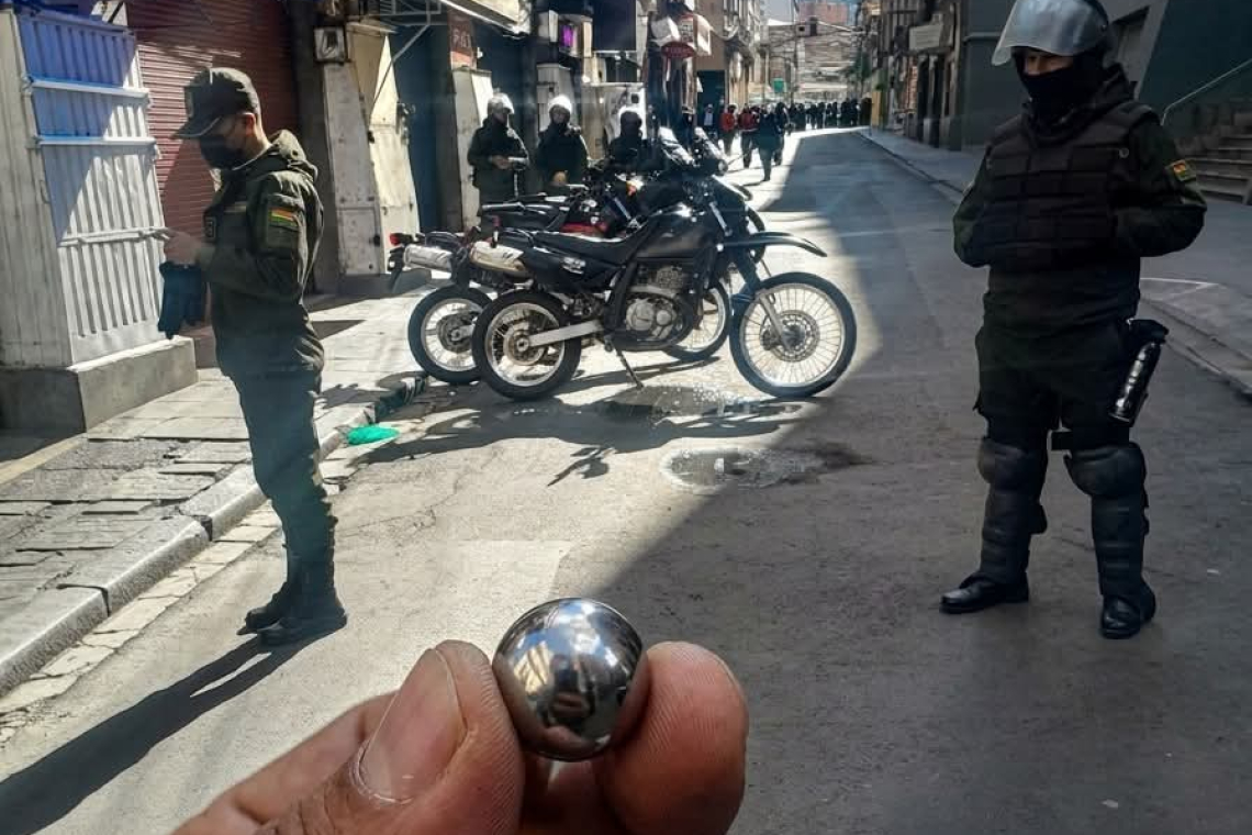 En disturbios emplean petardos transformados en arma letal para atentar contra la vida de policías