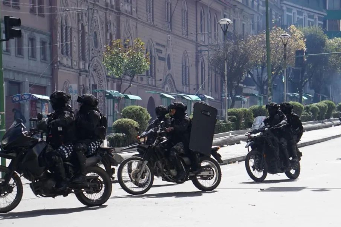Paceños aplauden a policías por controlar disturbios callejeros y evitar desmanes 
