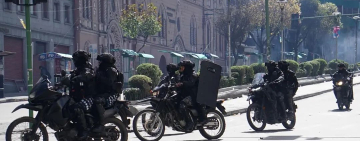 Paceños aplauden a policías por controlar disturbios callejeros y evitar desmanes 