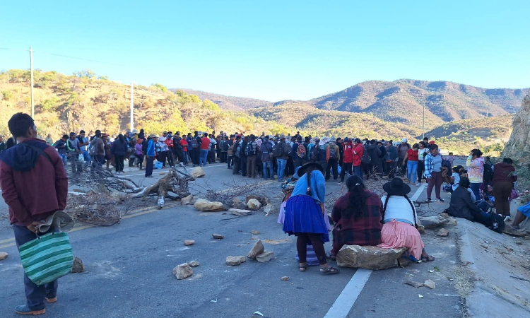 No respetan ni a niños, bloqueadores asaltan coca y retienen a comerciantes en ruta La Paz-Oruro