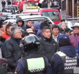 Choferes que esperaban abastecerse de gasolina irrumpen en una actividad de la Alcaldía de La Paz