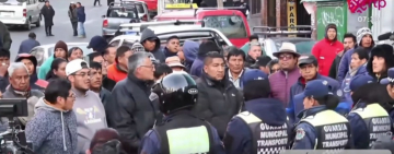 Choferes que esperaban abastecerse de gasolina irrumpen en una actividad de la Alcaldía de La Paz