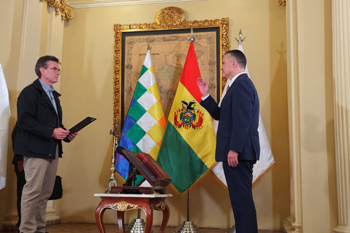 Presidente juramenta a Ernesto Justiniano como nuevo ministro de Defensa