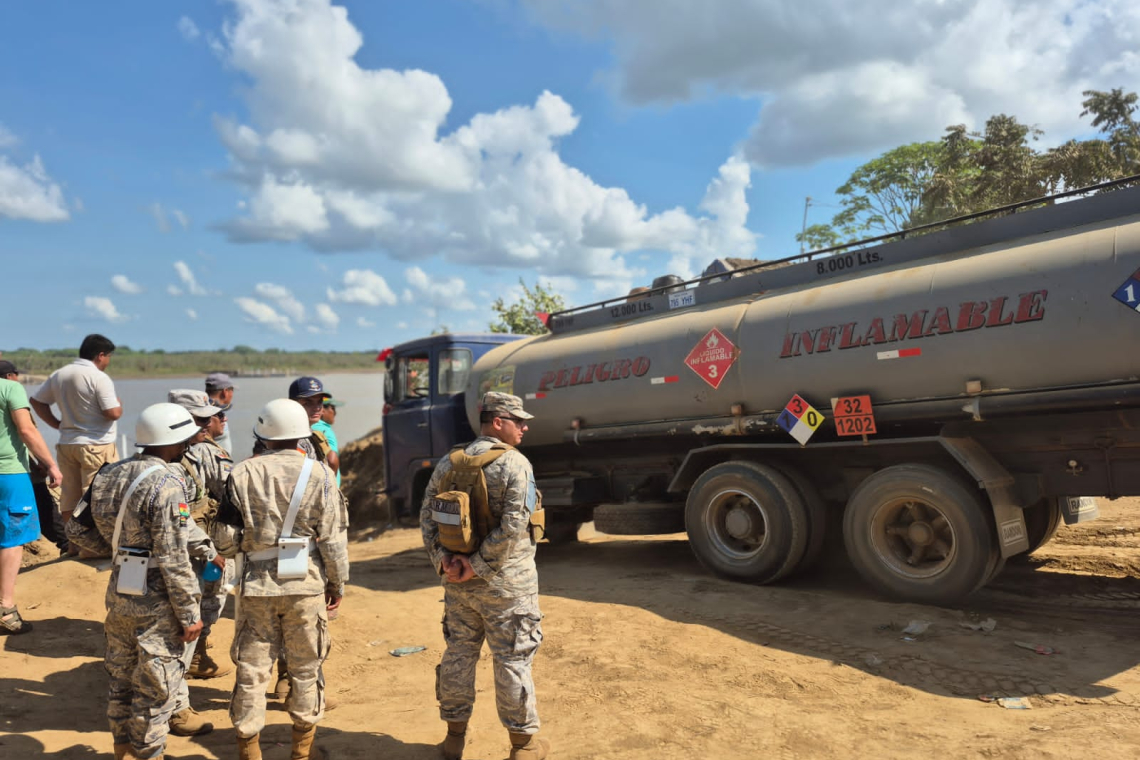 Navales mantienen expedito tránsito en Puerto Barador y el paso de cisternas por el Rio Mamoré
