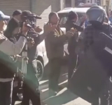 La población ovaciona a policías por disipar a manifestantes