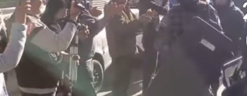 La población ovaciona a policías por disipar a manifestantes