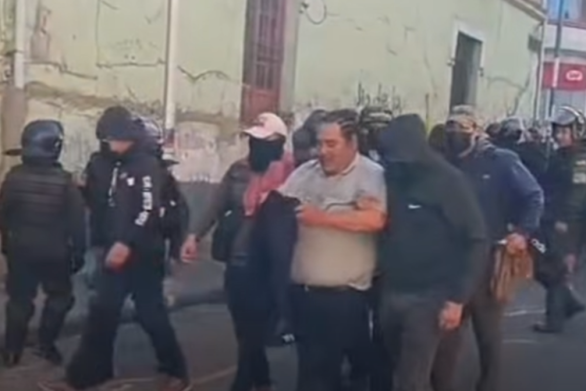 Policía aprehende a Vicente Salazar en medio de la marcha en el centro paceño
