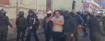Policía aprehende a Vicente Salazar en medio de la marcha en el centro paceño
