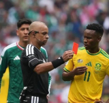 Más rojas que goles: México inaugura el Mundial con una victoria y un récord inédito de expulsiones